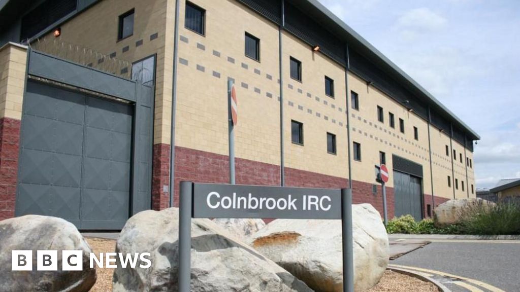 Firm told to scrap Heathrow immigration centre 'ballooncraft' job