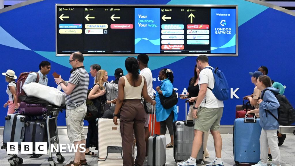 Gatwick baggage screeners to strike on bank holiday