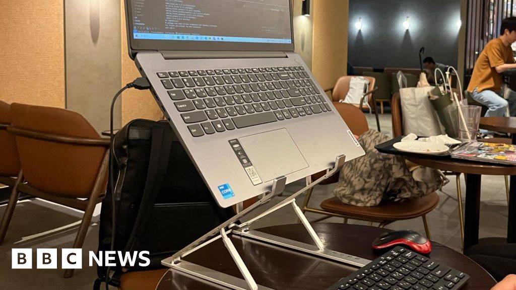 The South Korean cafes grappling with students who don't leave