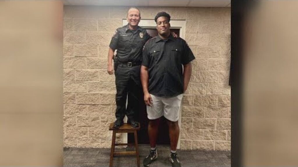 7’3” Texas police recruit goes viral