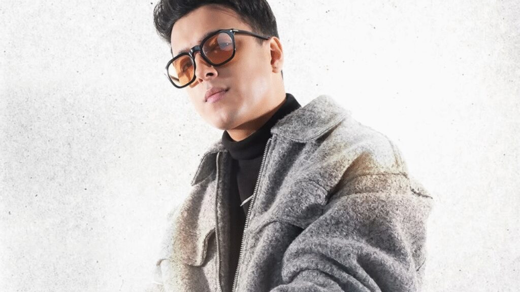 Aditya Rikhari's Noida Concert Turns Chaotic As Fight Erupts Between Two Girls, Woman; Video Goes Viral | Bollywood