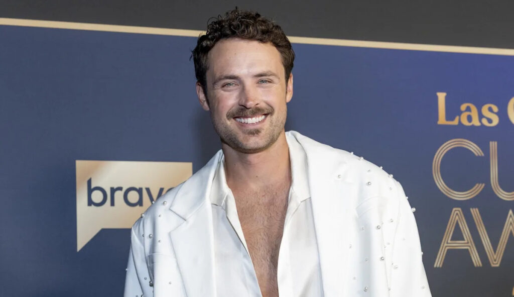 Dylan Efron goes viral shaking his sexy hips in gray sweatpants & gays are rejoicing