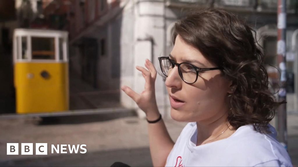 Eyewitness in second carriage shares video of crash moment