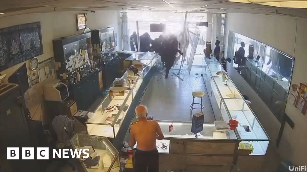 More than a dozen robbers storm jewellery shop in California
