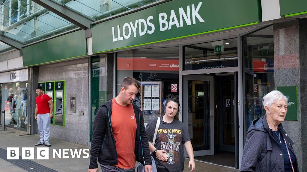 Thousands of Lloyds staff deemed to be underperforming face axe
