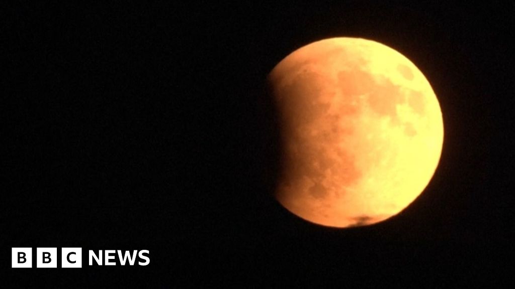 Timelapse shows Blood Moon rising around the world