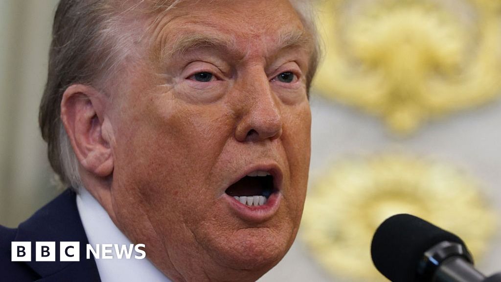 Trump addresses online health rumours in Oval Office