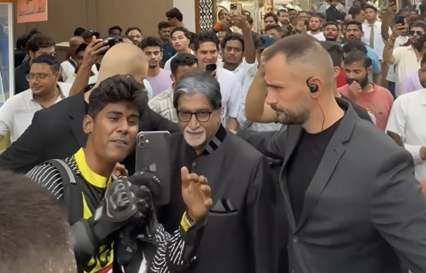 noon rider goes viral by video-calling mom with Amitabh Bachchan lookalike