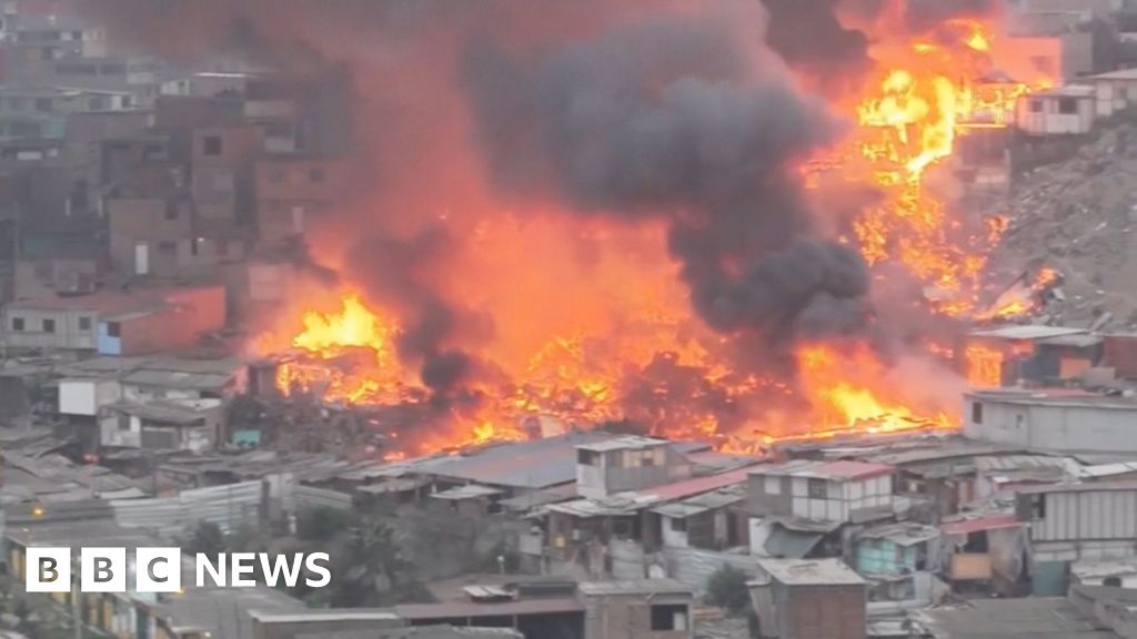 Drone captures huge fire engulfing homes in Peru