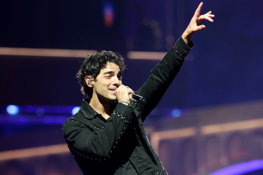 Joe Jonas responds after fans claim viral video shows him doing cocaine on stage