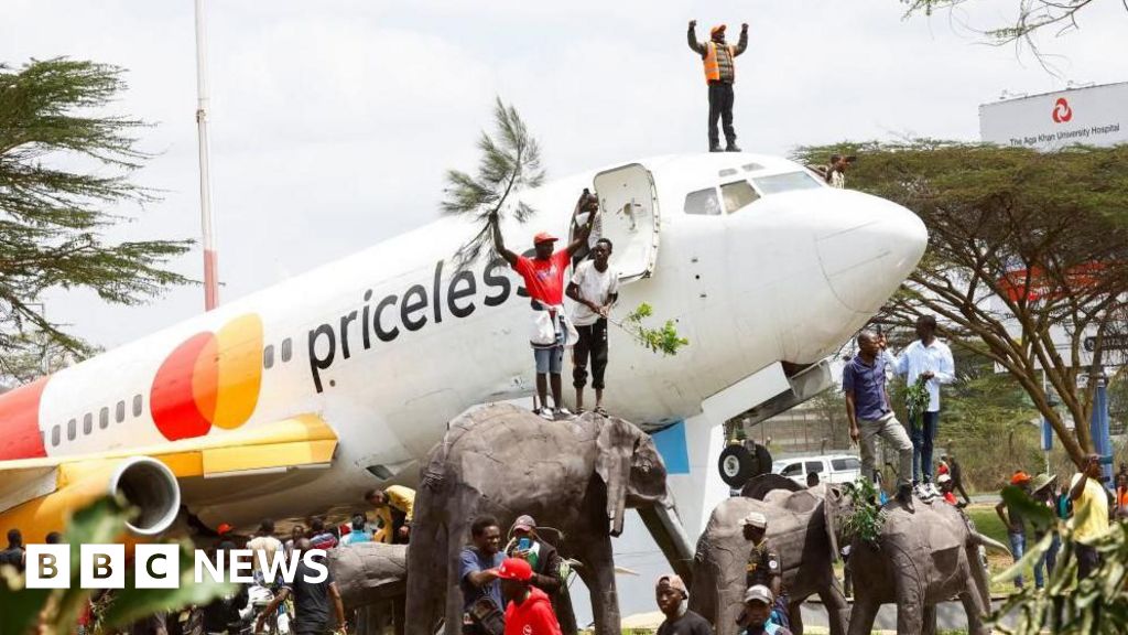 Kenyan airport shuts down as massive crowds gather to receive ex-PM's body