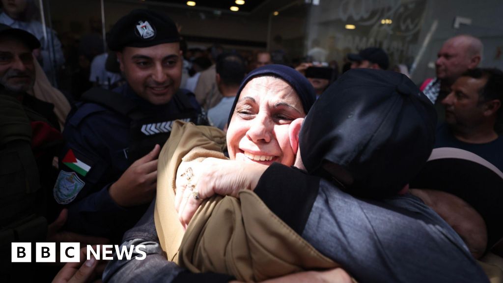 Palestinians in West Bank and Gaza celebrate prisoners' release