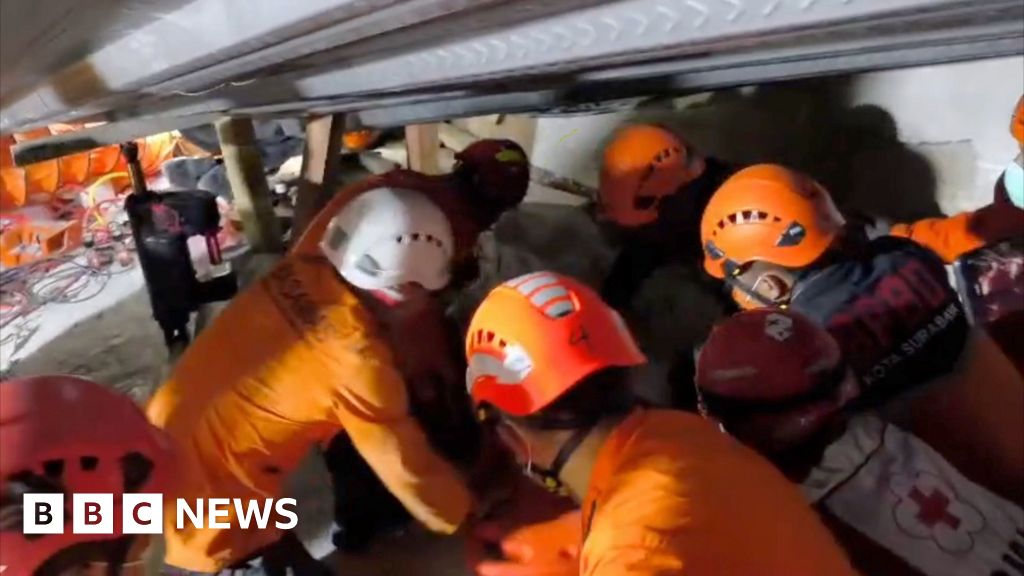 See three trapped students' rescue
