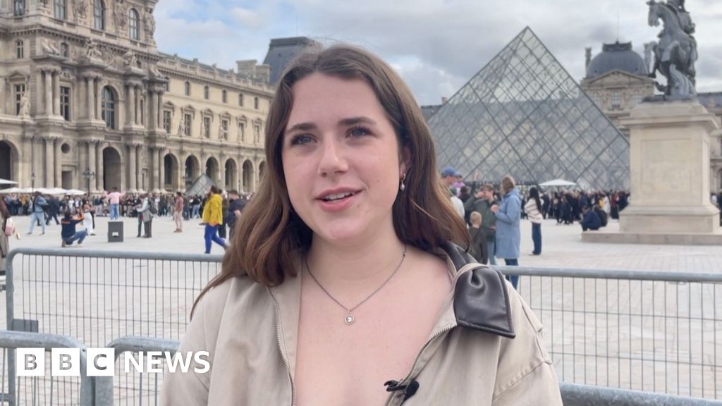 Tourists react as Louvre reopens after heist