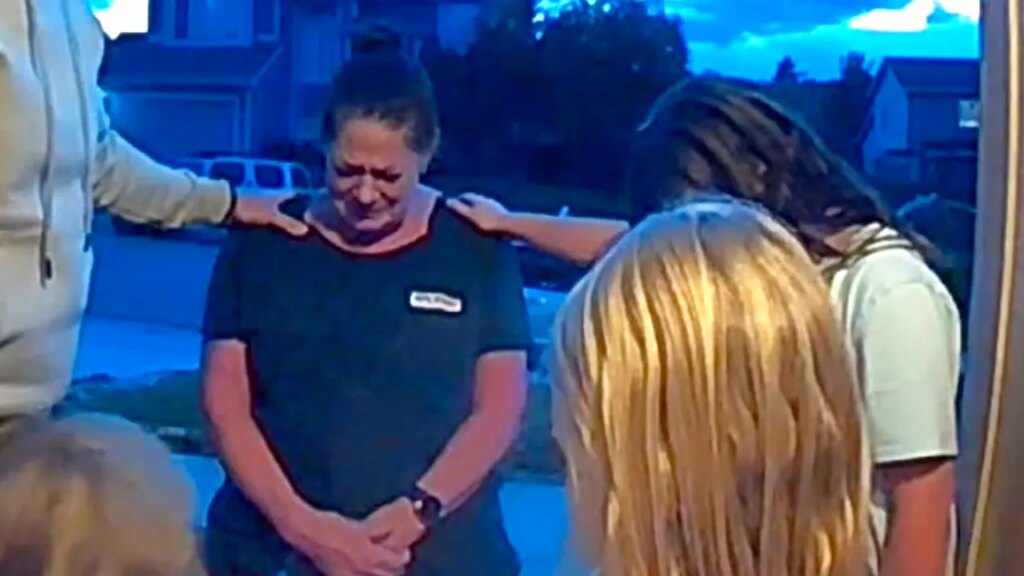 Wrong pizza order becomes blessing as pastor's family prays for driver