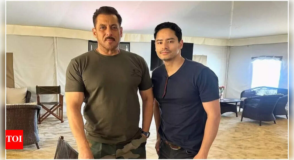 ‘Battle of Galwan’: Salman Khan’s new look goes viral; actor poses with a fan on the sets during the Ladakh schedule | Hindi Movie News