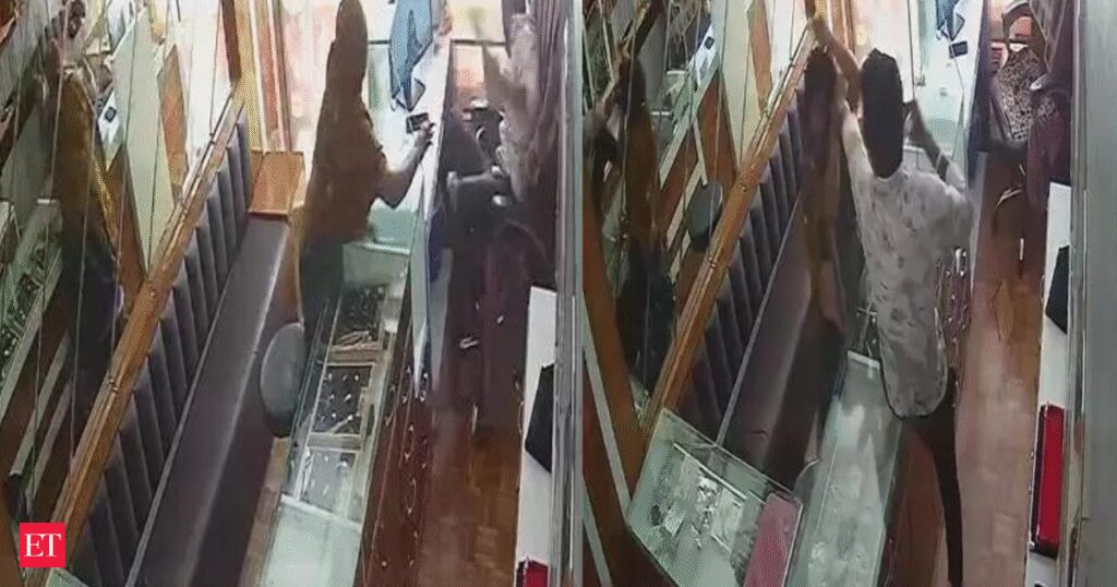 Ahmedabad robbery viral video: Woman throws chilli powder at jeweller in Ahmedabad in robbery bid, gets slapped 18 times in 25 seconds. Watch viral video