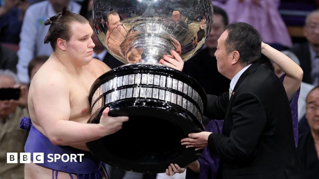 Aonishiki: Ukraine sumo prodigy becomes champion in Japan