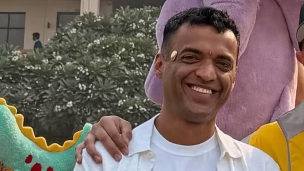 Deepinder Goyal sparks online frenzy after “mystery device” on forehead goes viral - Storyboard18