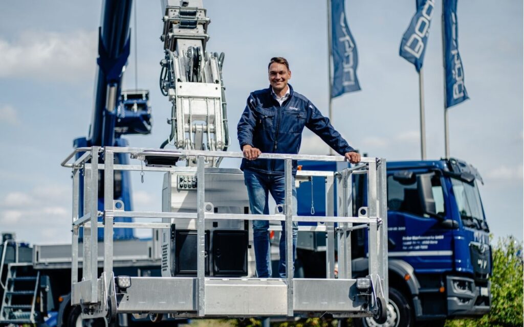 The Böcker Lift Behind the Louvre Heist