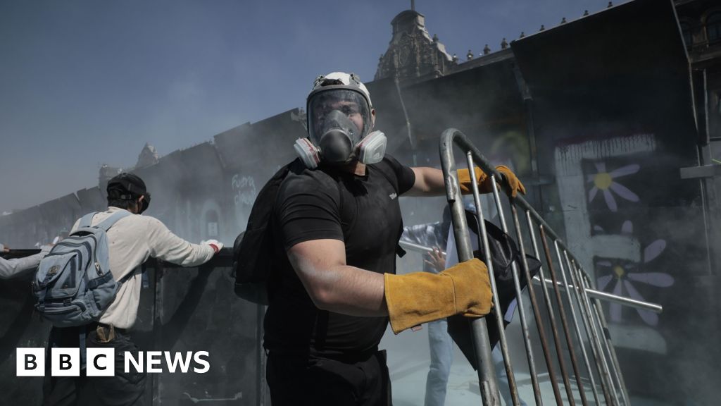 Thousands protest against government in Mexico over violent crime