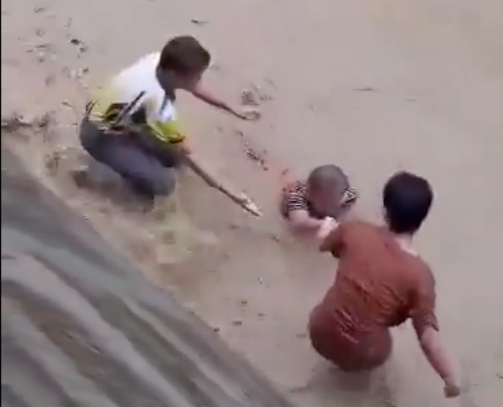 Viral video: Filipino teachers swim through floodwaters - Gulf News